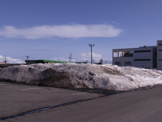 弘前城東店　雪山も小さくなりました！